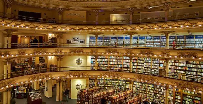 Questo teatro vecchio di 100 anni, adesso è la libreria più bella del mondo