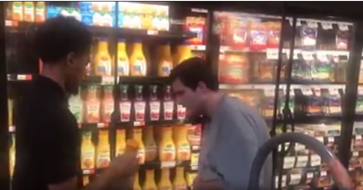 Il commovente video in cui l’impiegato di un supermercato si fa aiutare da un ragazzo autistico