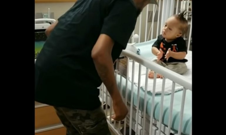 Il bellissimo video in cui un papà balla e fa sorridere il suo bambino ricoverato per la chemioterapia