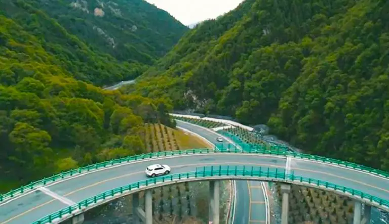 La Cina inaugura una nuova autostrada panoramica, per la sua costruzione non si è tagliato nemmeno un albero