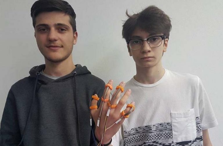 Due giovanissimi studenti italiani hanno inventato il guanto che “fa parlare” i sordomuti