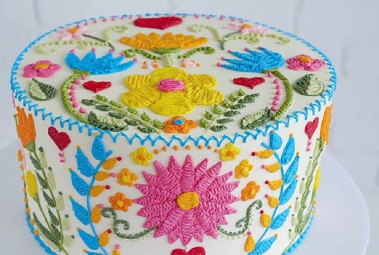 Le torte di questa donna sembrano decorate con ago e filo