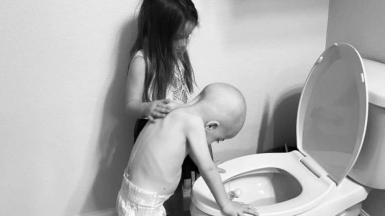 Una bimba consola il suo fratellino che sta lottando contro la leucemia