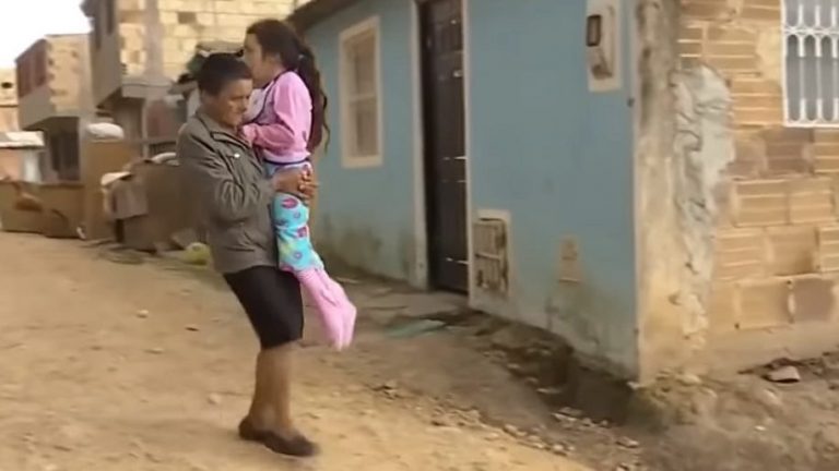Questa nonna deve portare in braccio ogni giorno la propria nipotina disabile dopo che le è stata rubata la sedia a rotelle