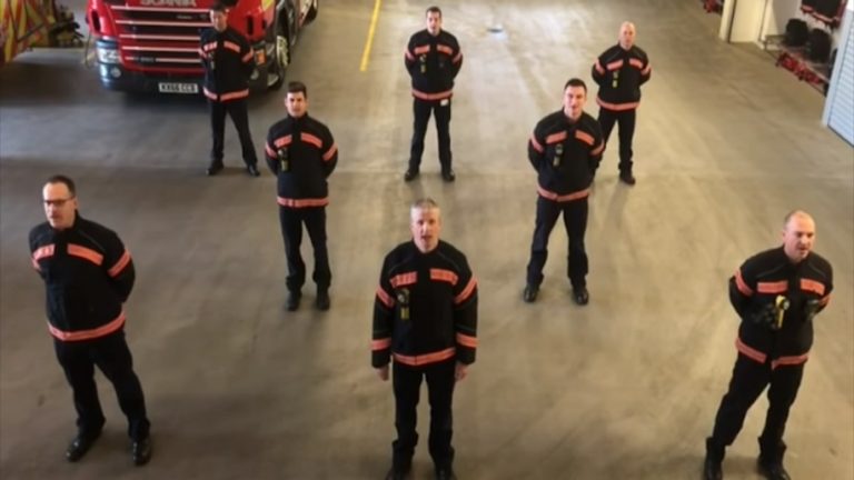 Il video dei pompieri inglesi che cantano “Bella ciao”: Forza fratelli italiani siamo con voi