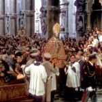Napoli (NA), 1972, Festa di San Gennaro: traslazione del fercolo e dell’imbusto dalla Cappella del Tesoro all’Altare Maggiore del Duomo.