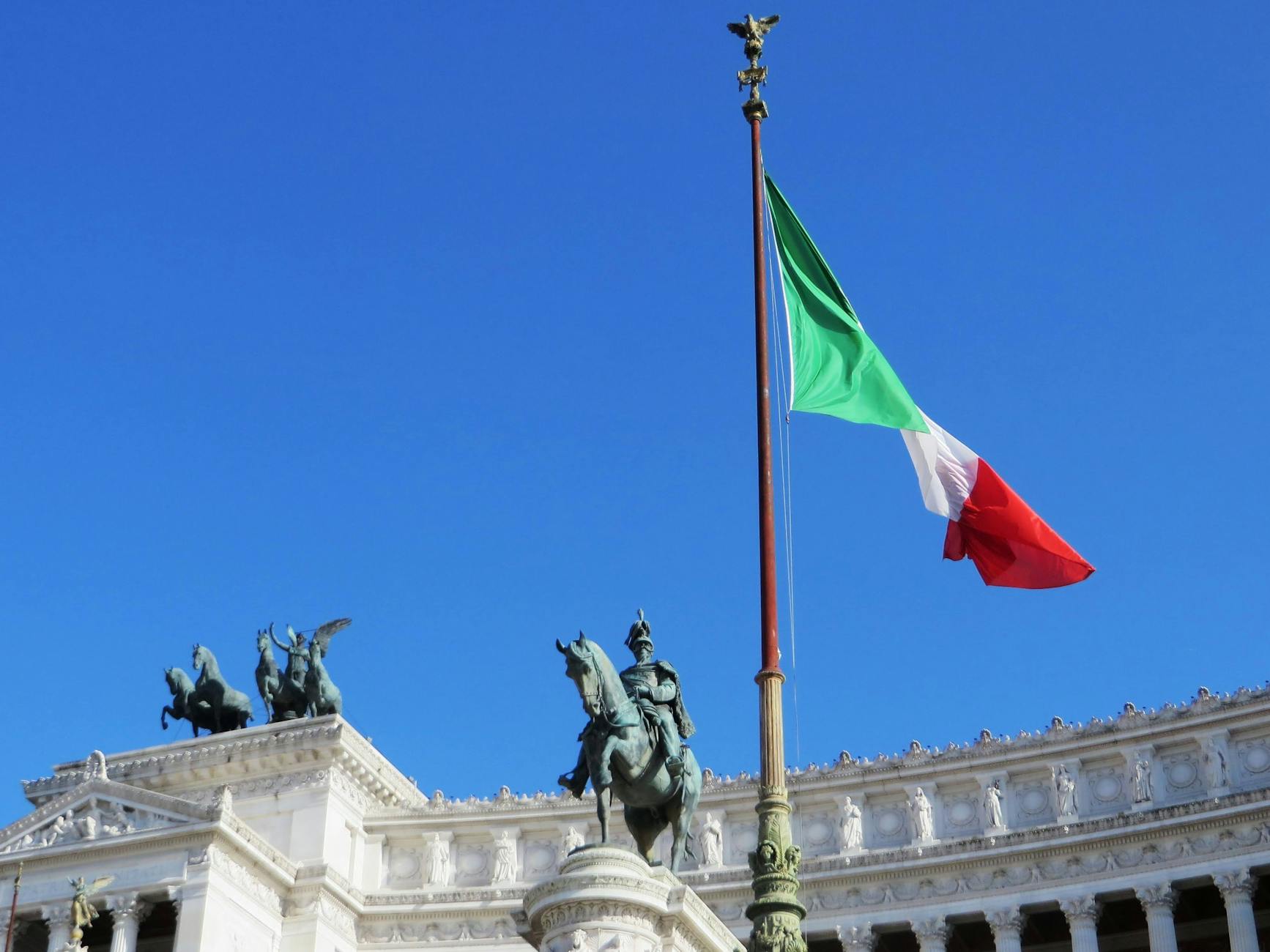 Folla riunita per le celebrazioni civili in una piazza italiana