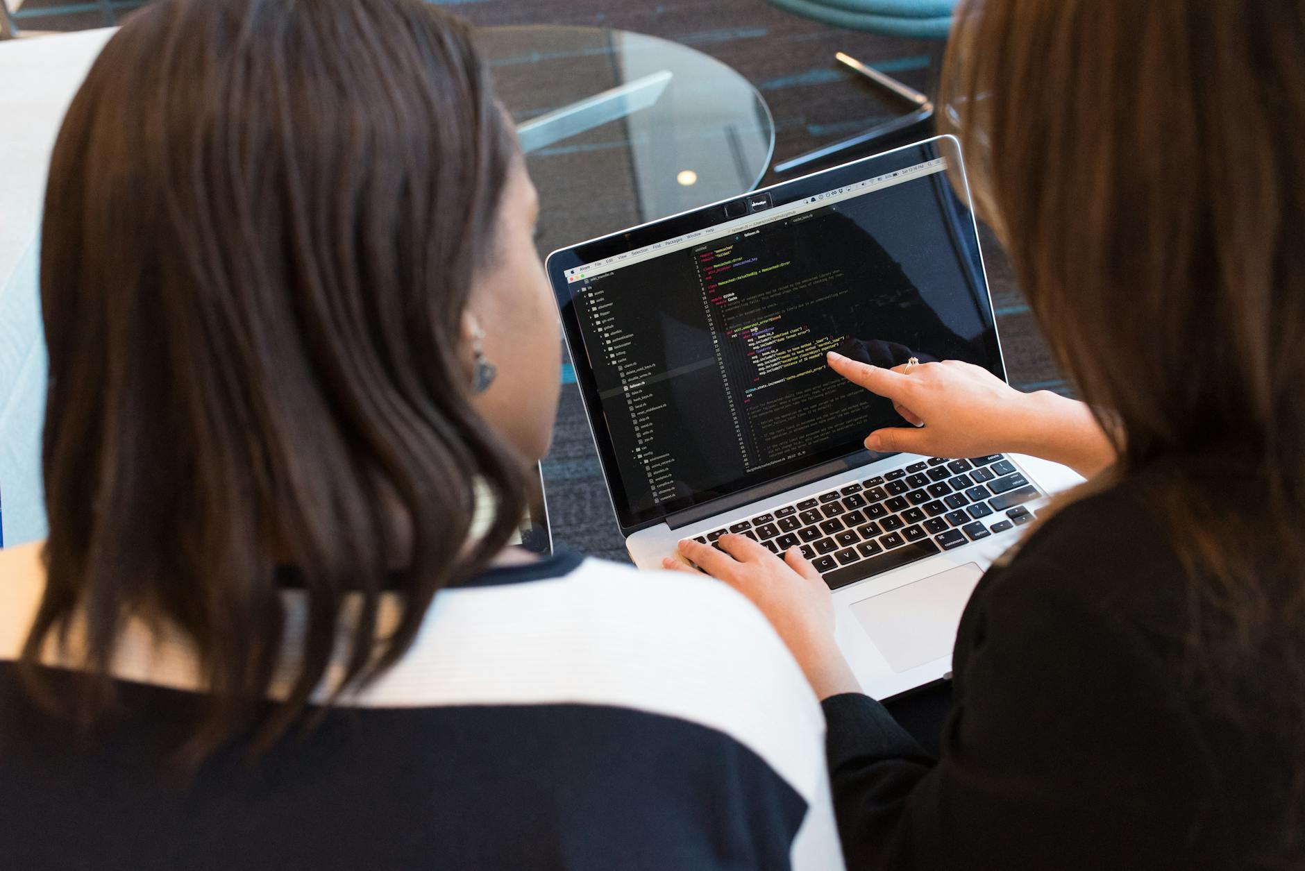 Sviluppatore al lavoro su un linguaggio di programmazione