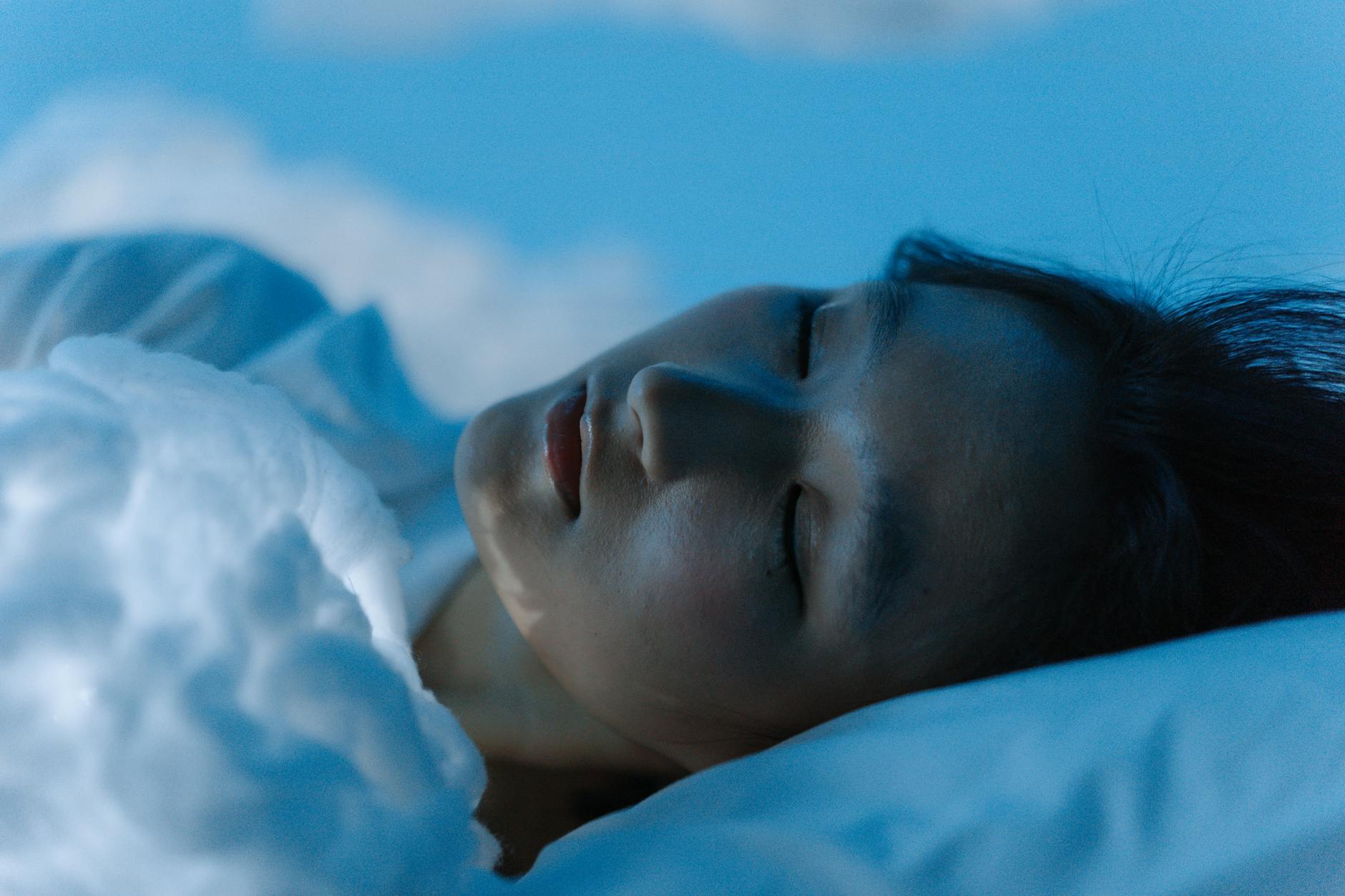 Donna che dorme serenamente in un letto