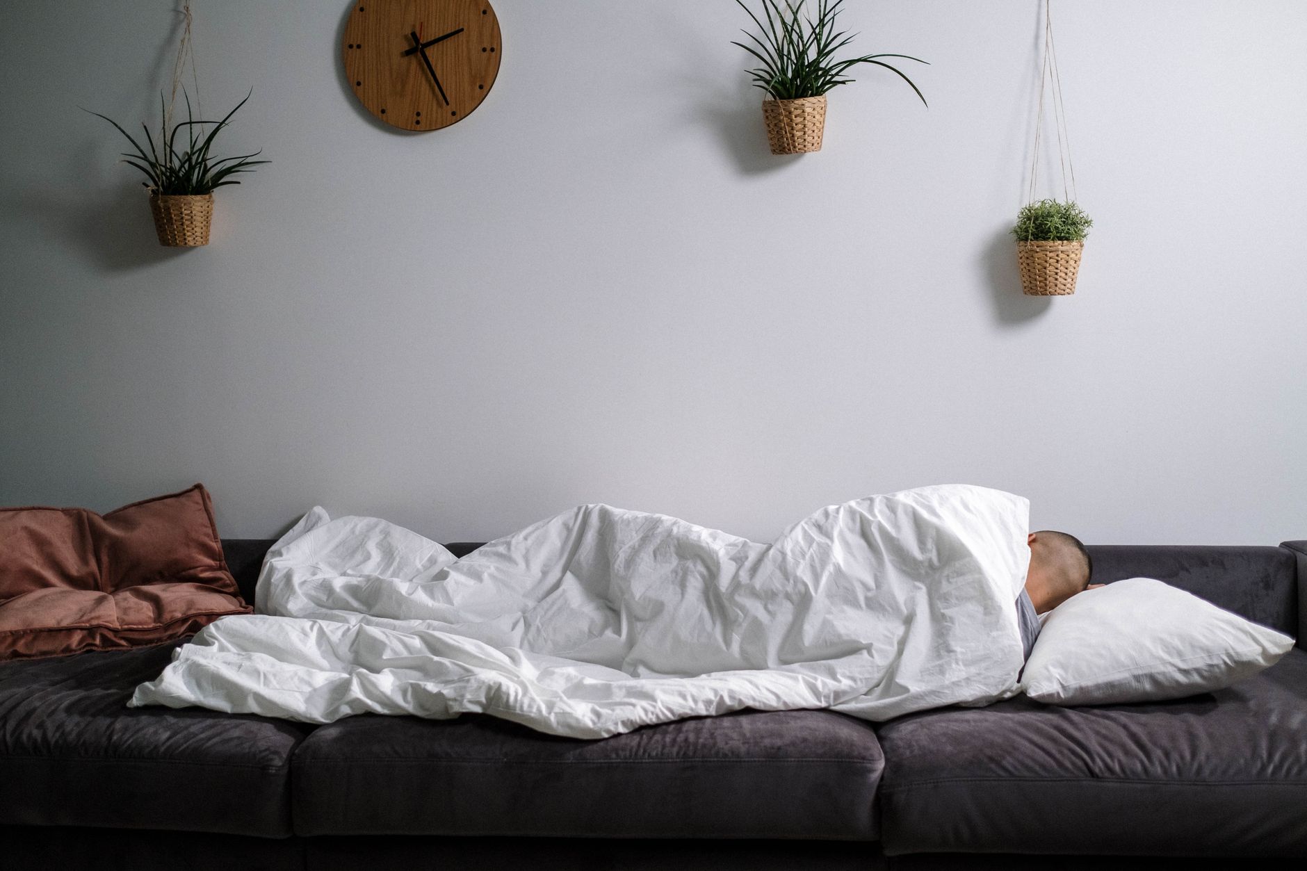Uomo che si addormenta sul divano dopo pranzo in pieno abbiocco