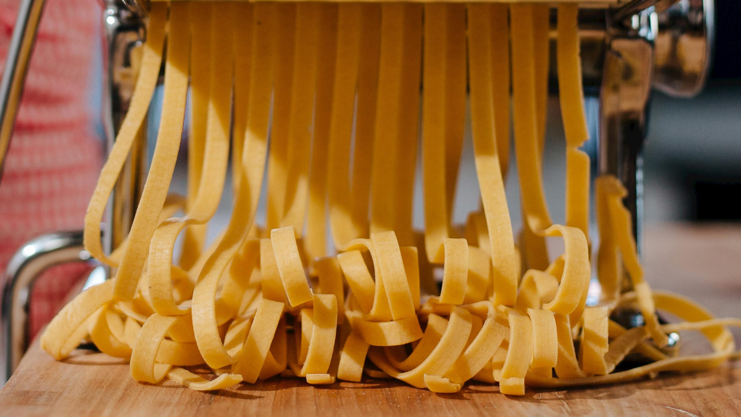 Sfoglia di pasta fresca all'uovo stesa sulla spianatoia
