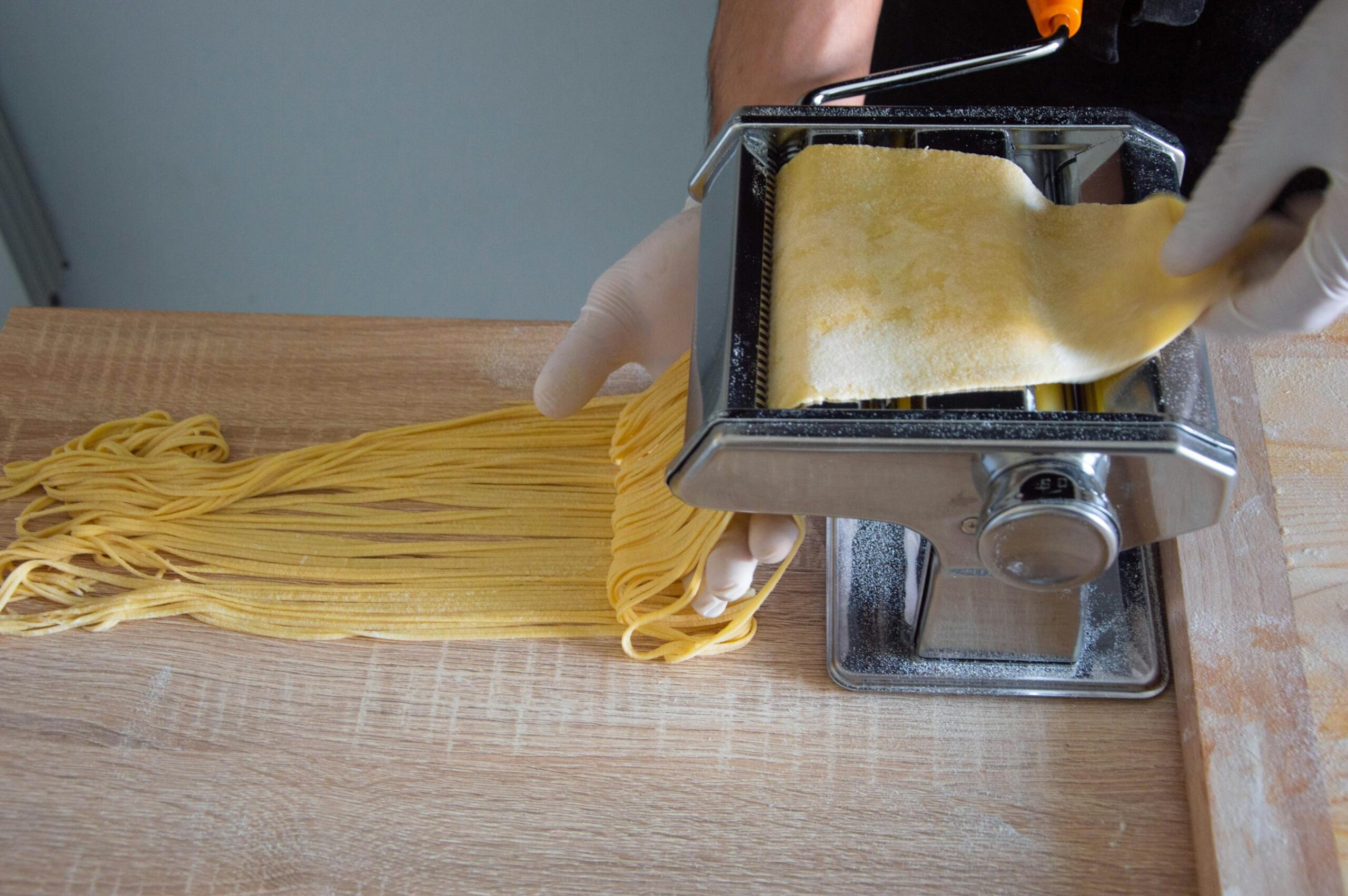 Pasta ripiena disposta in fila su un piano di lavoro