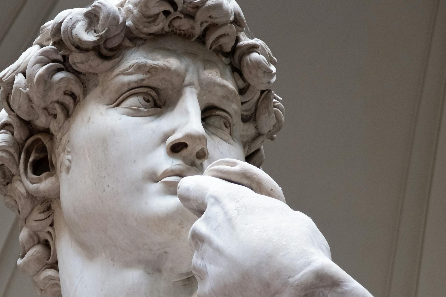 Sala di un museo con opere d'arte rinascimentali