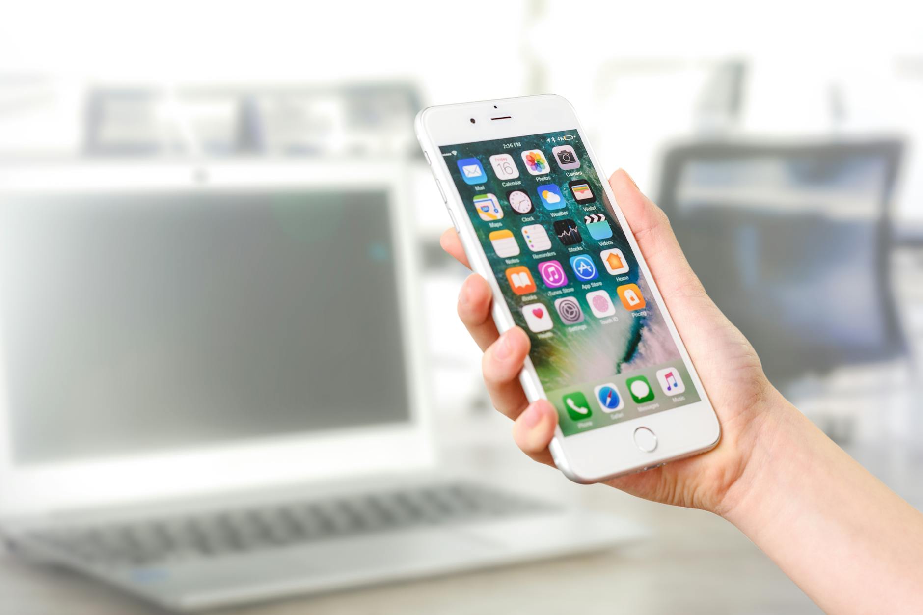 Persona In Possesso Di I Phone D'argento 7