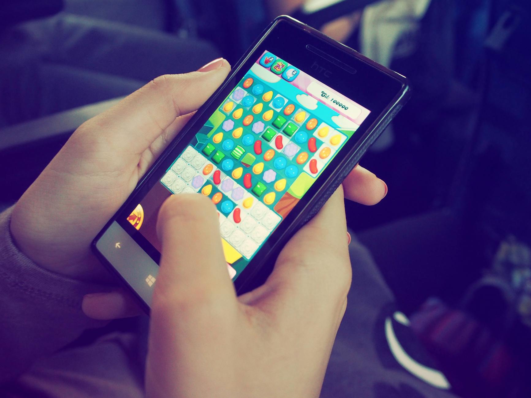 Persona Che Gioca Candy Crush Sullo Smartphone Nokia