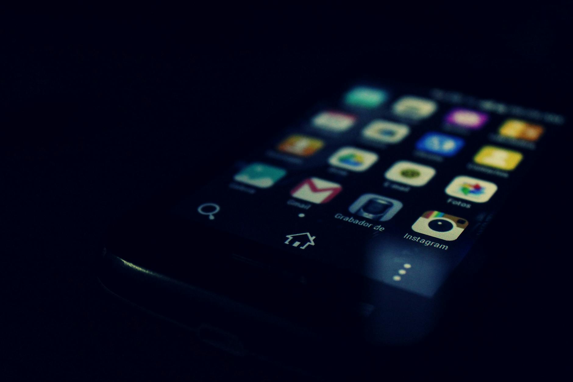 Smartphone Android Nero Che Mostra L'applicazione Instagram E Gmail