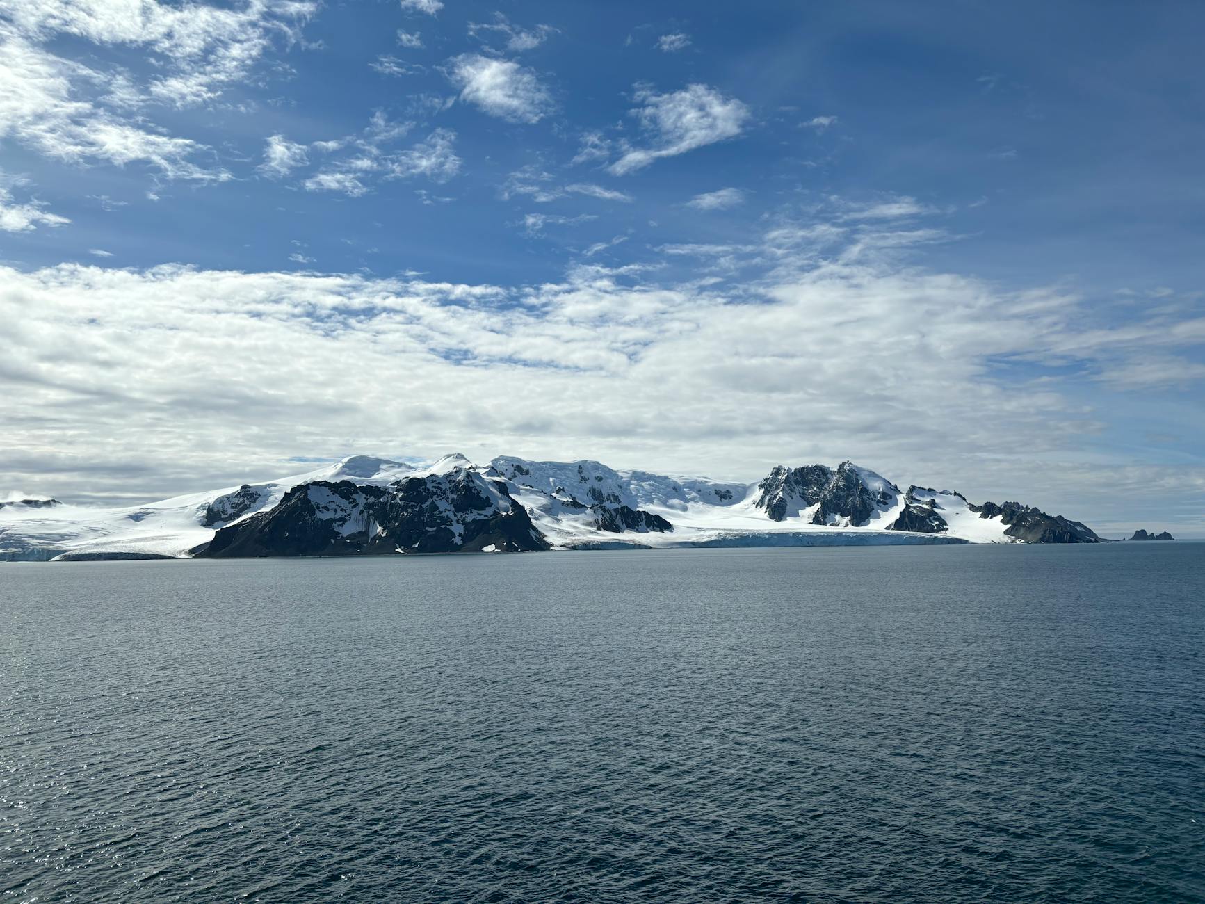 Paesaggio antartico con ghiaccio e nuvole