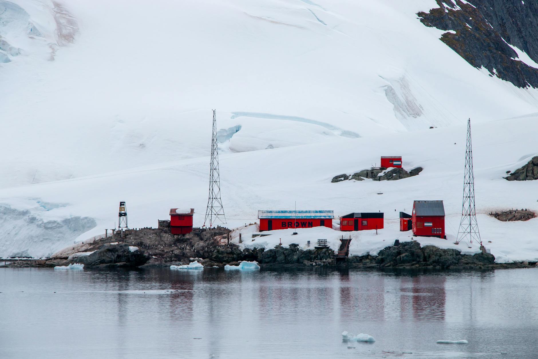 Stazione di ricerca rossa nel paesaggio ghiacciato dell'Antartide