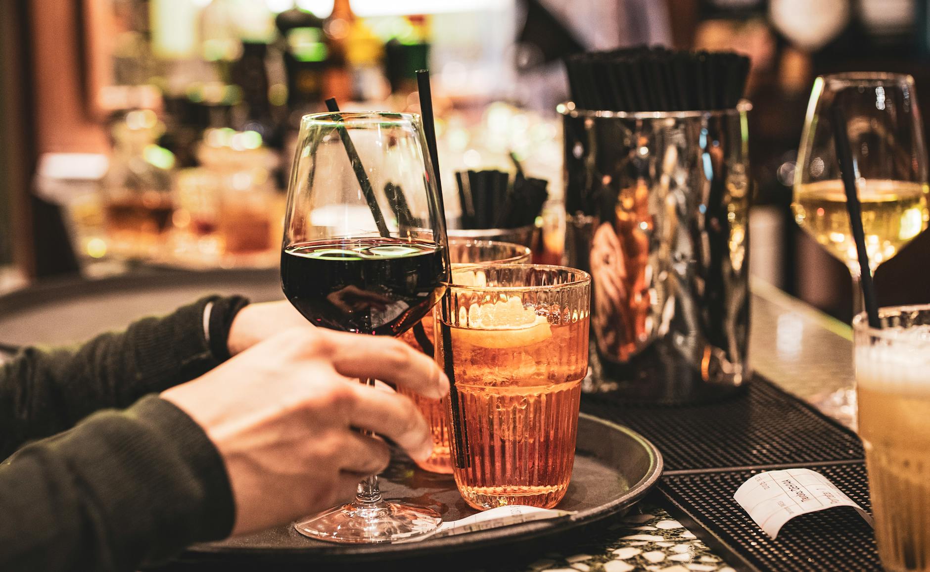 Calice di spritz arancione su tavolo di bar italiano