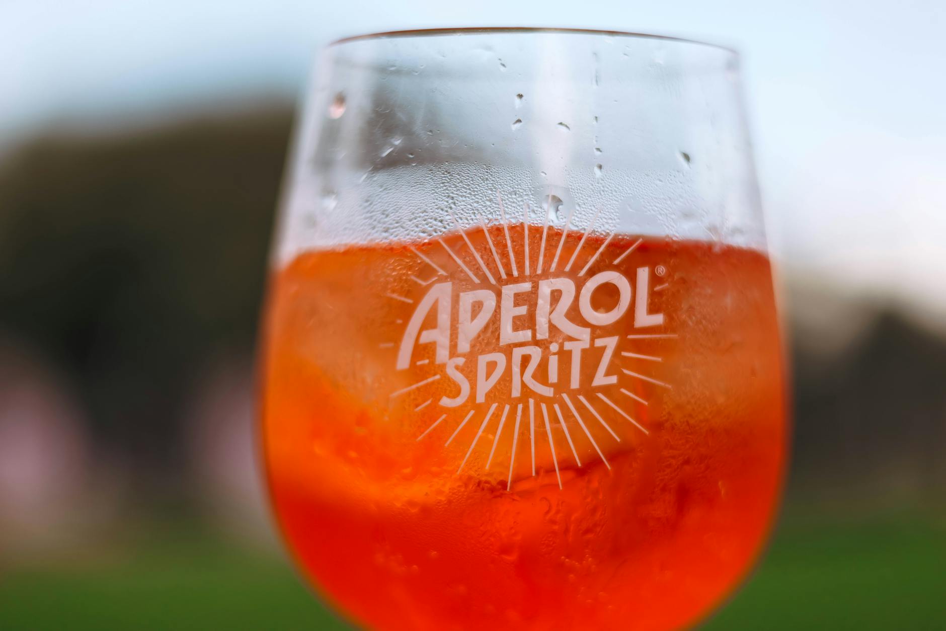 Aperitivo italiano con vino e antipasti