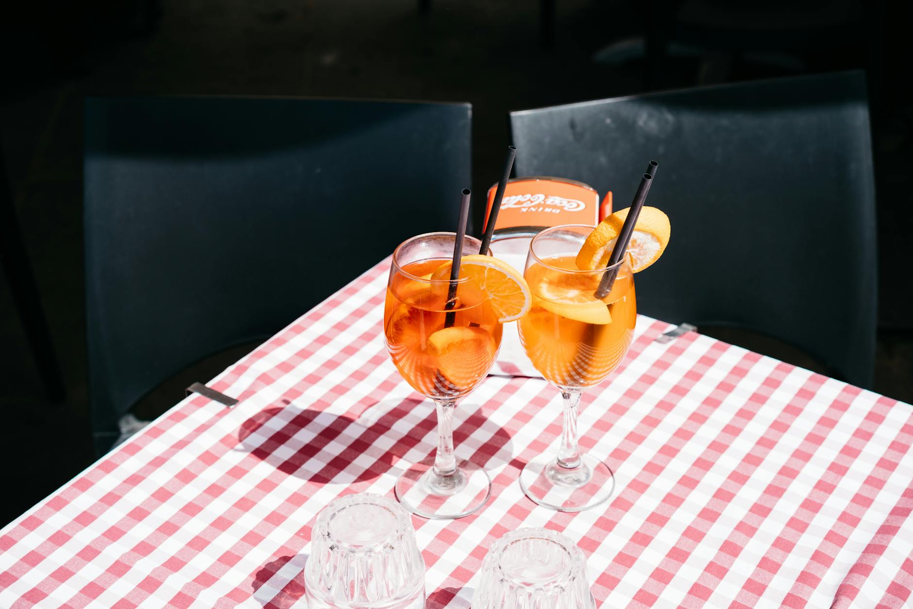 Bicchiere di Aperol spritz con fetta d'arancia
