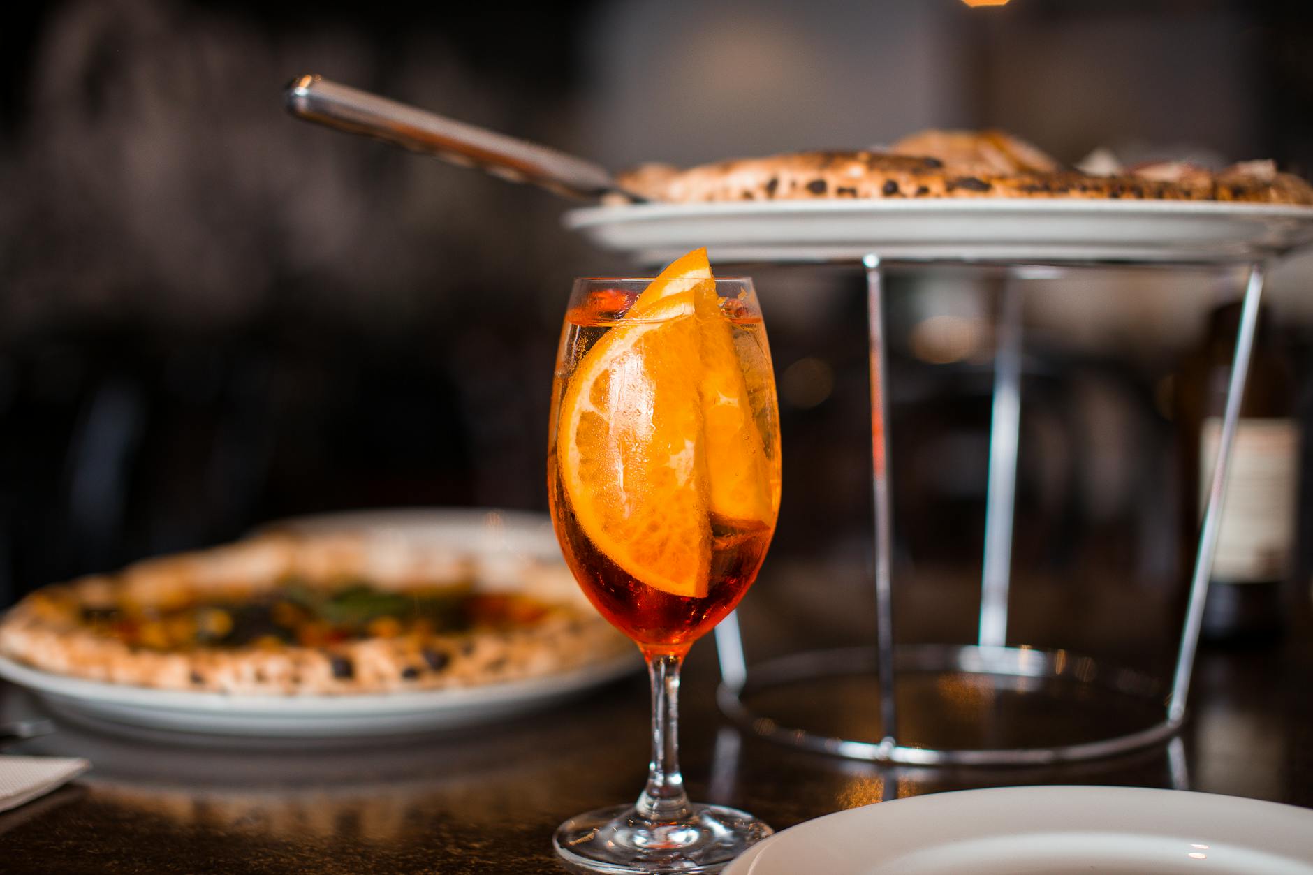 Tavolo apparecchiato per l'aperitivo con olive e bicchieri