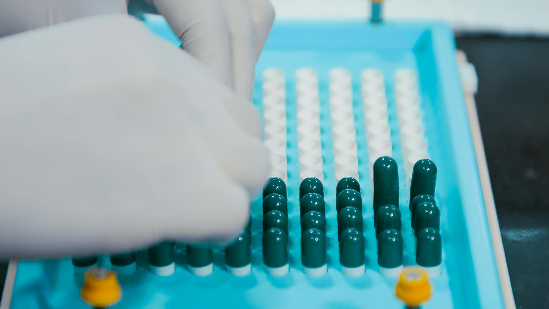 Ricercatore in laboratorio farmaceutico