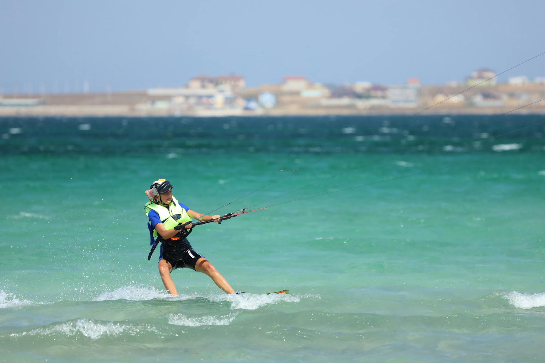 Bambino che fa volare un aquilone in spiaggia