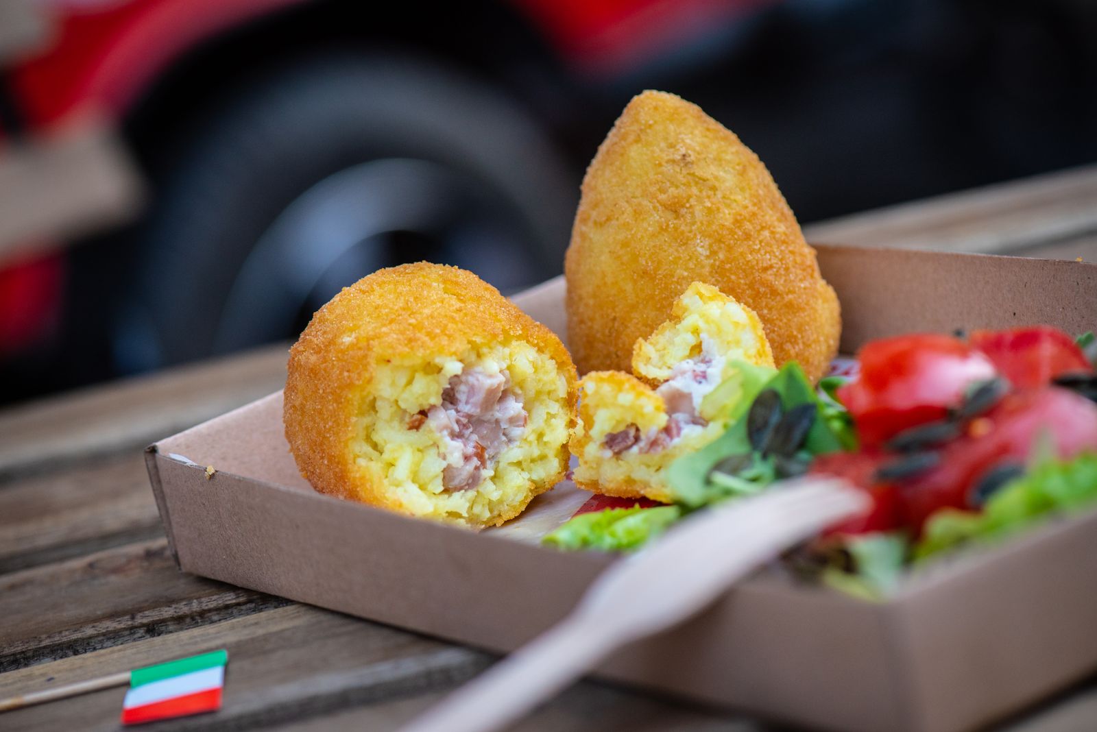 Arancini siciliani dorati su tagliere
