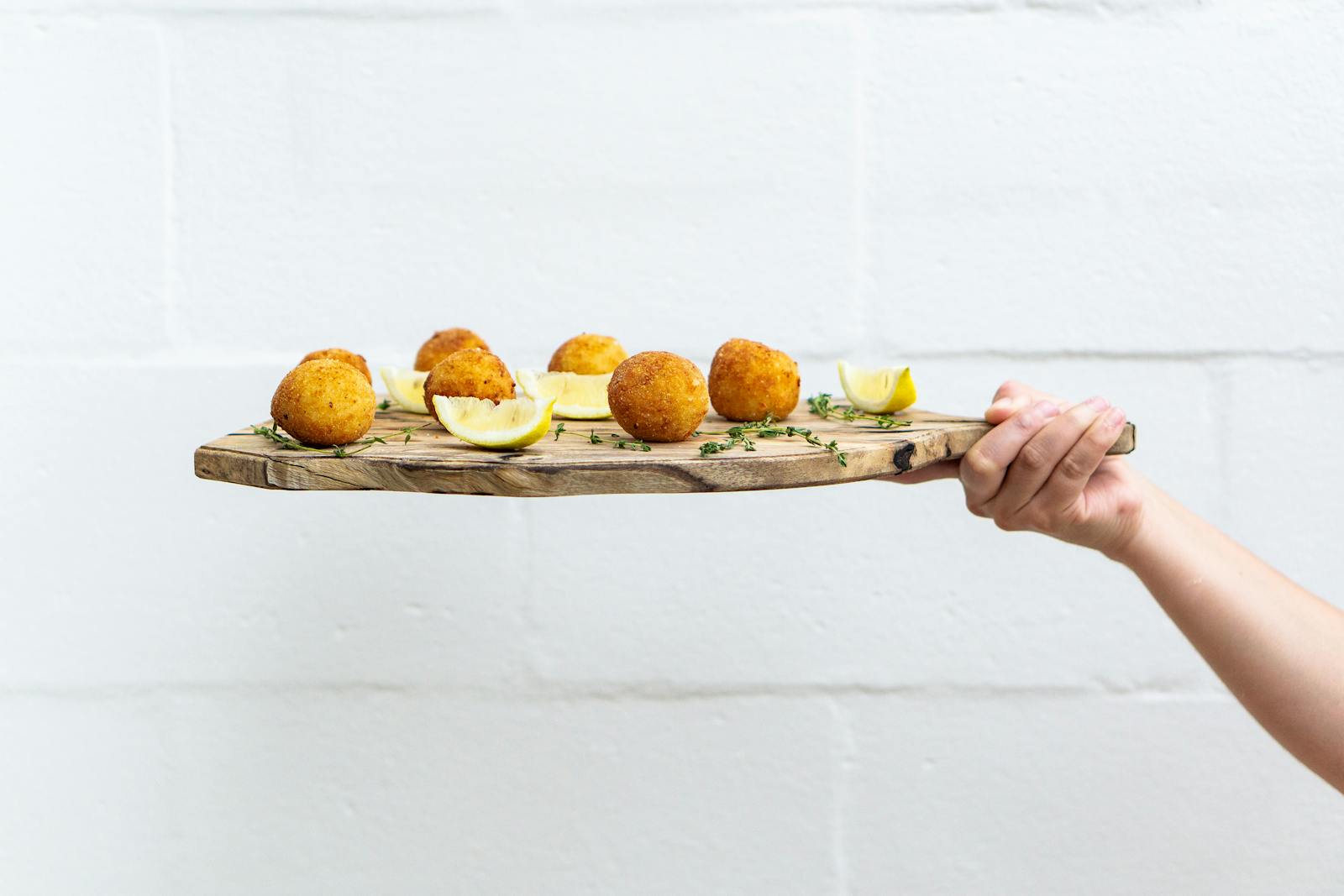 Arancino al ragù tagliato a metà