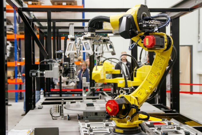 Robot umanoide con braccia articolate in un ambiente industriale moderno