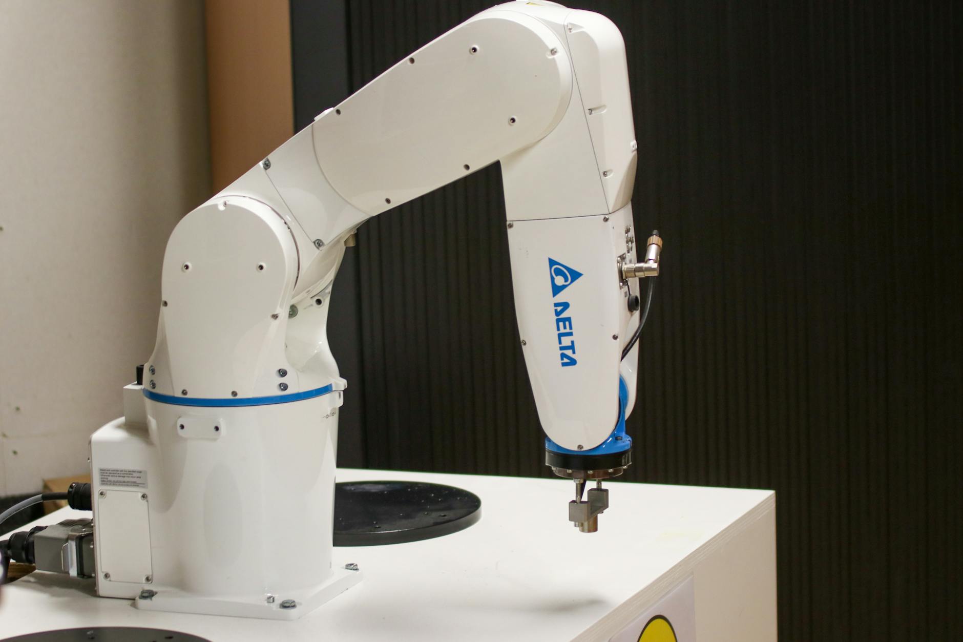 Linea di produzione automatizzata in fabbrica con bracci robotici al lavoro