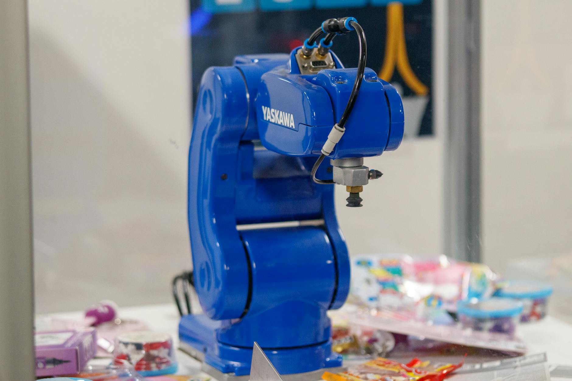 Robot industriale che manipola oggetti su tavolo da laboratorio