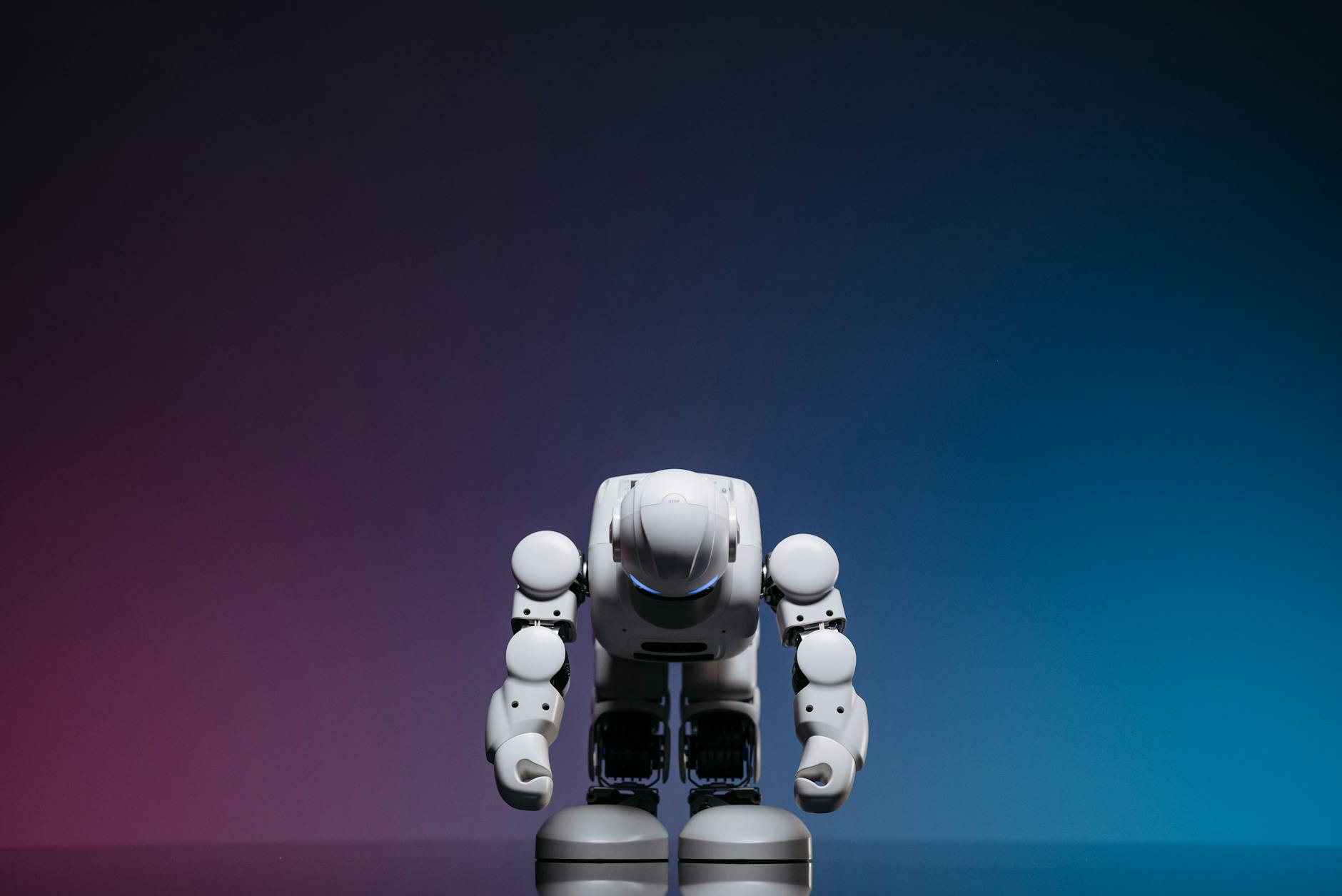 Schermo con codice di intelligenza artificiale e visualizzazioni di reti neurali