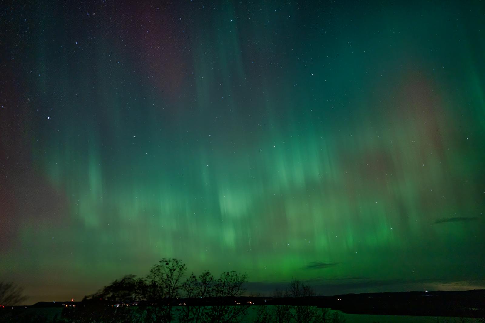Spettacolo di aurora boreale verde nel cielo del nord