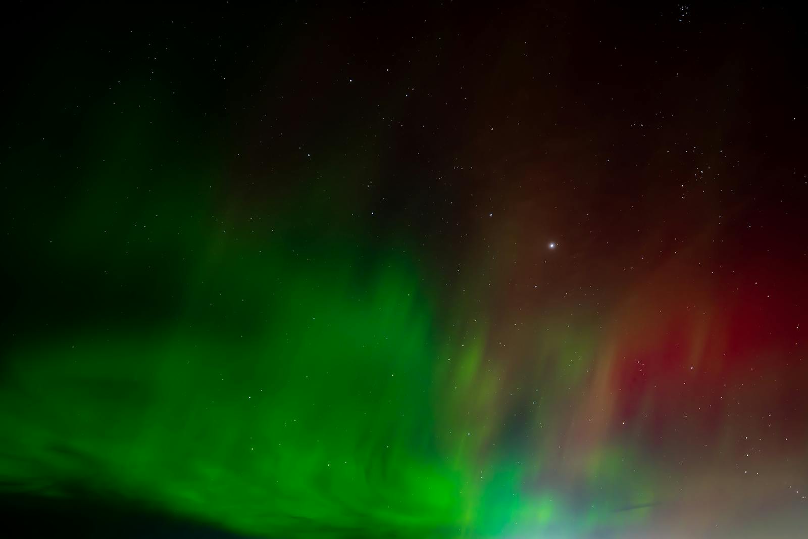 Aurora boreale vivace nel cielo della Columbia Britannica