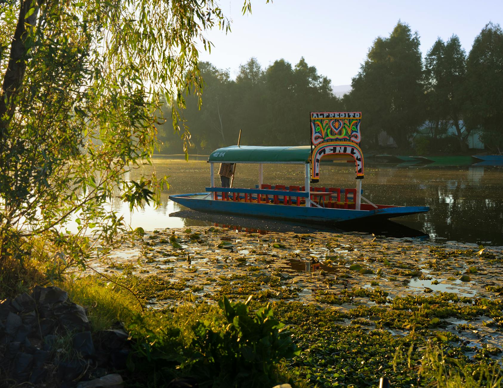 Trajinera tradizionale sui canali di Xochimilco