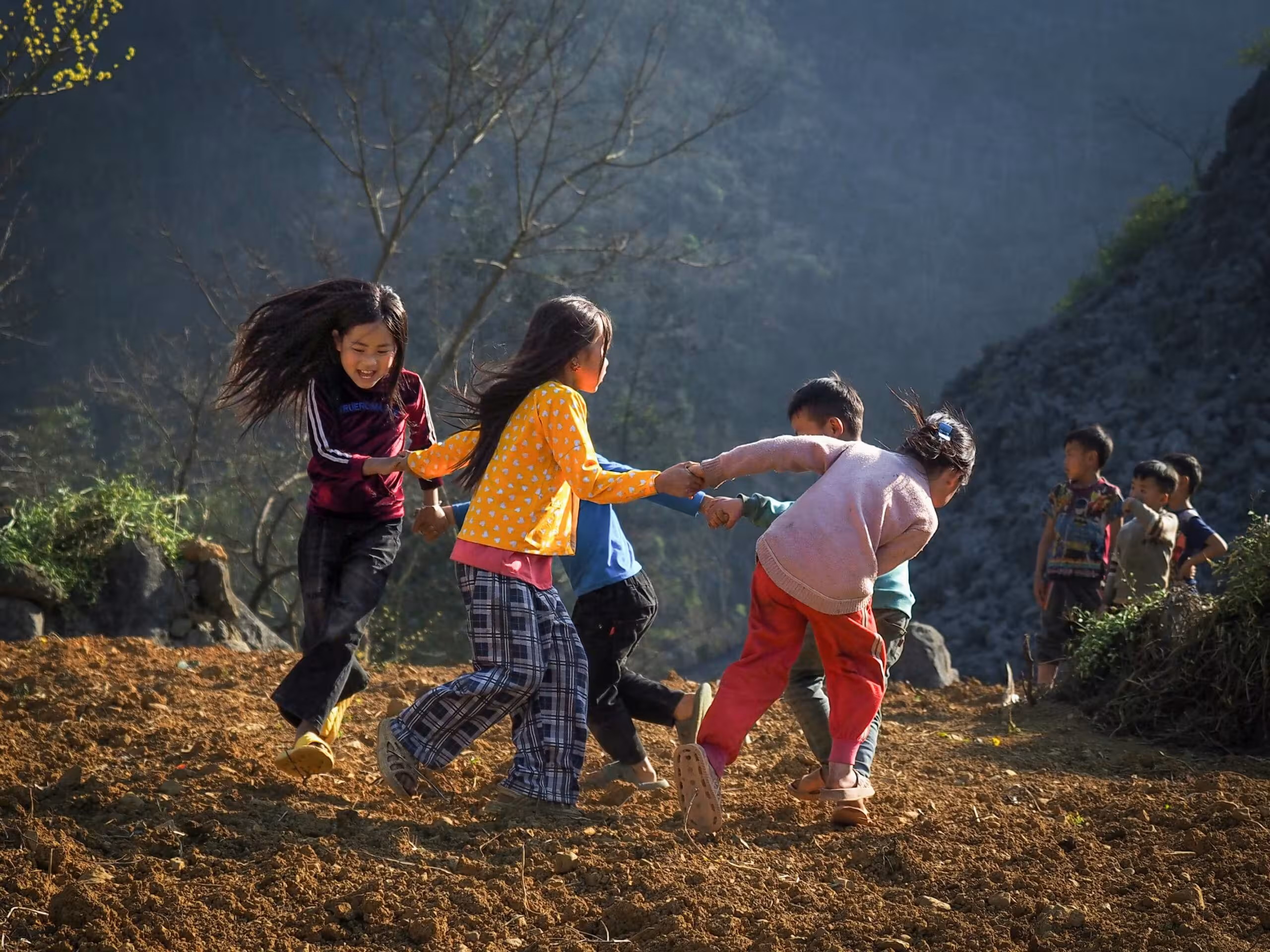 Bambini che giocano nei prati, evocazione del gioco Mugunghwa kkoci pieotseumnida