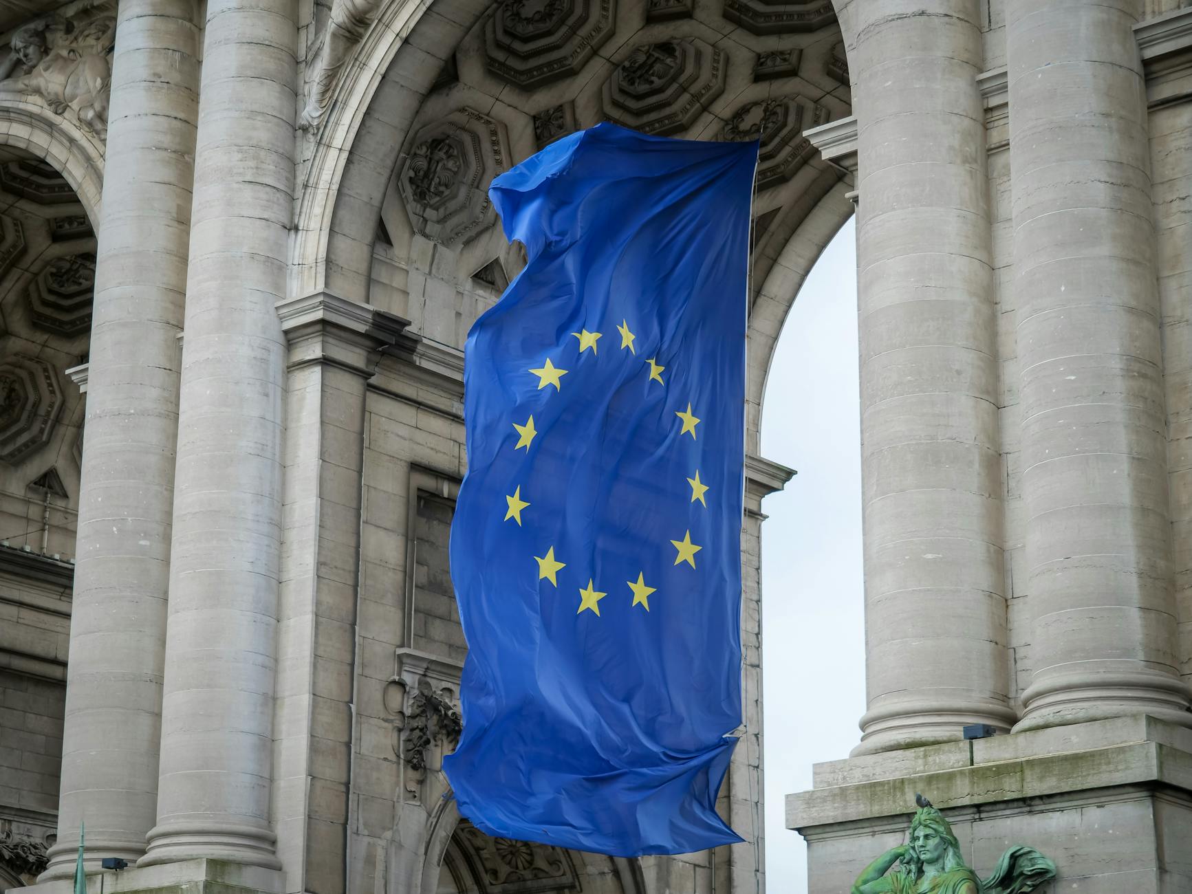 Bandiere europee davanti a un palazzo istituzionale