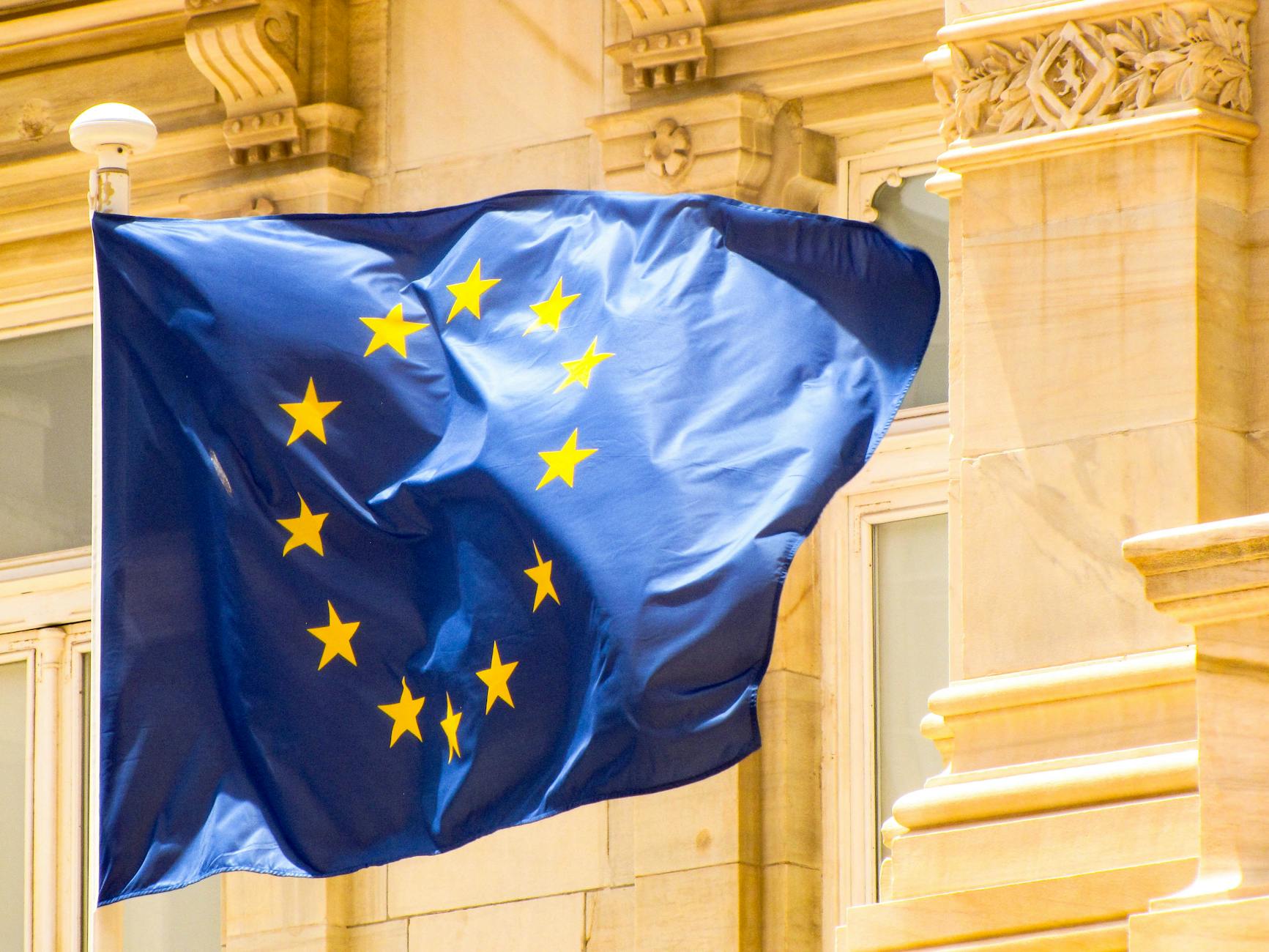 Bandiera dell'Unione europea che sventola