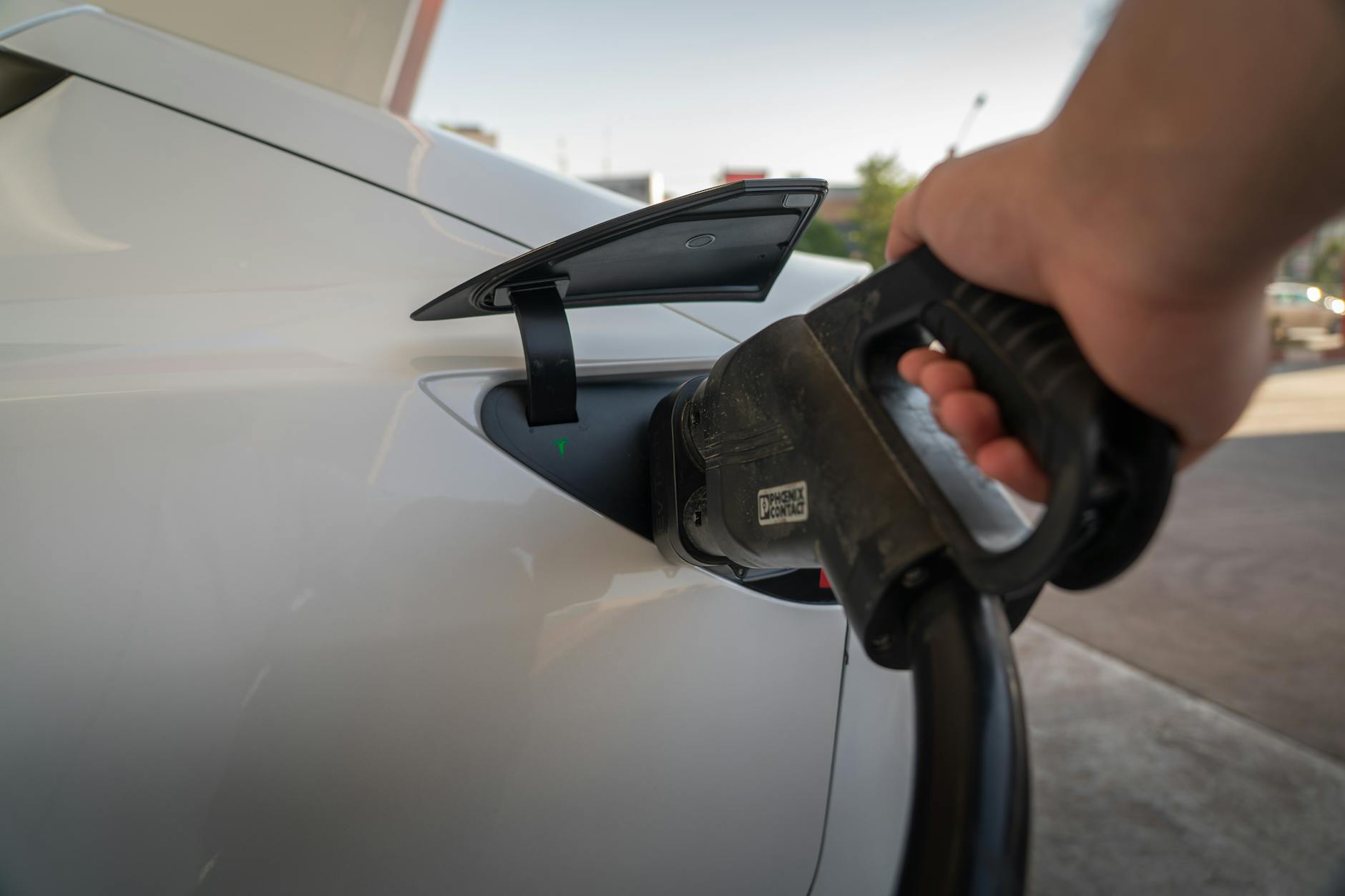 Un'auto elettrica in ricarica: le batterie sono il cuore della mobilità elettrica