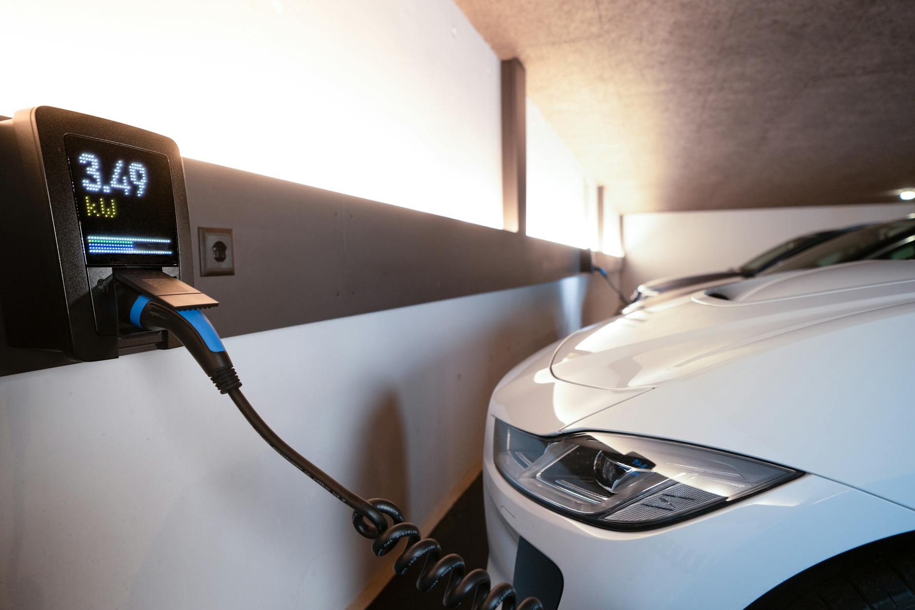 Un'auto elettrica in fase di ricarica
