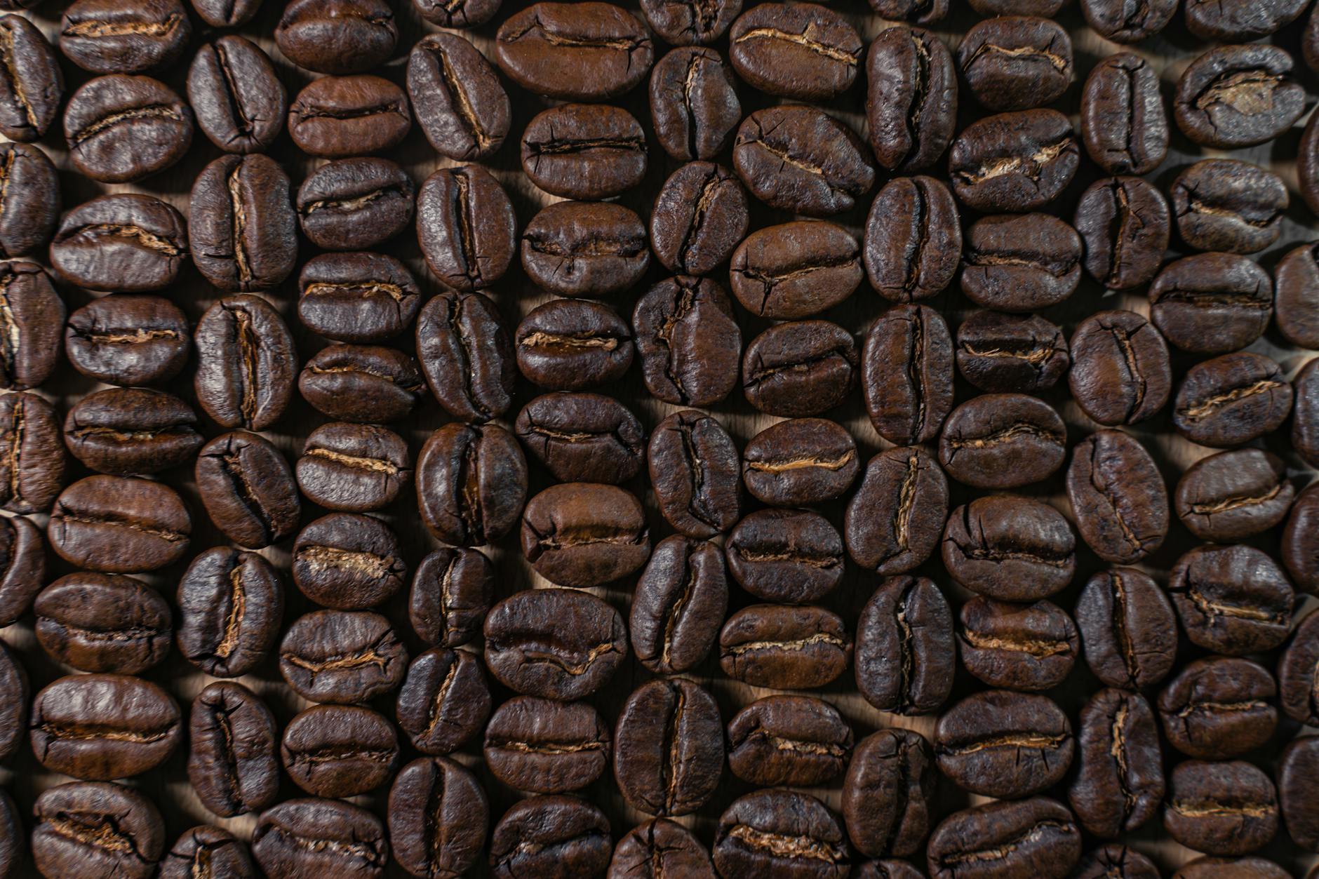 Bevanda a base di caffè, cioccolata e crema su tavolo di legno