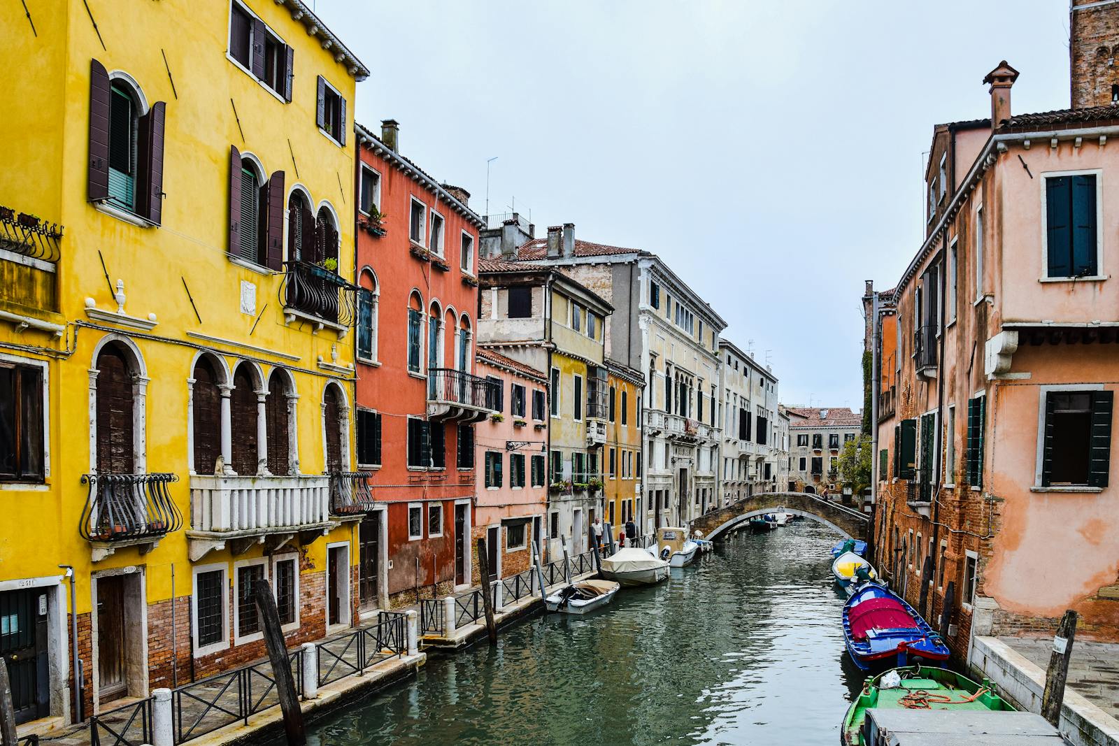 Veduta di Venezia con canale e architetture