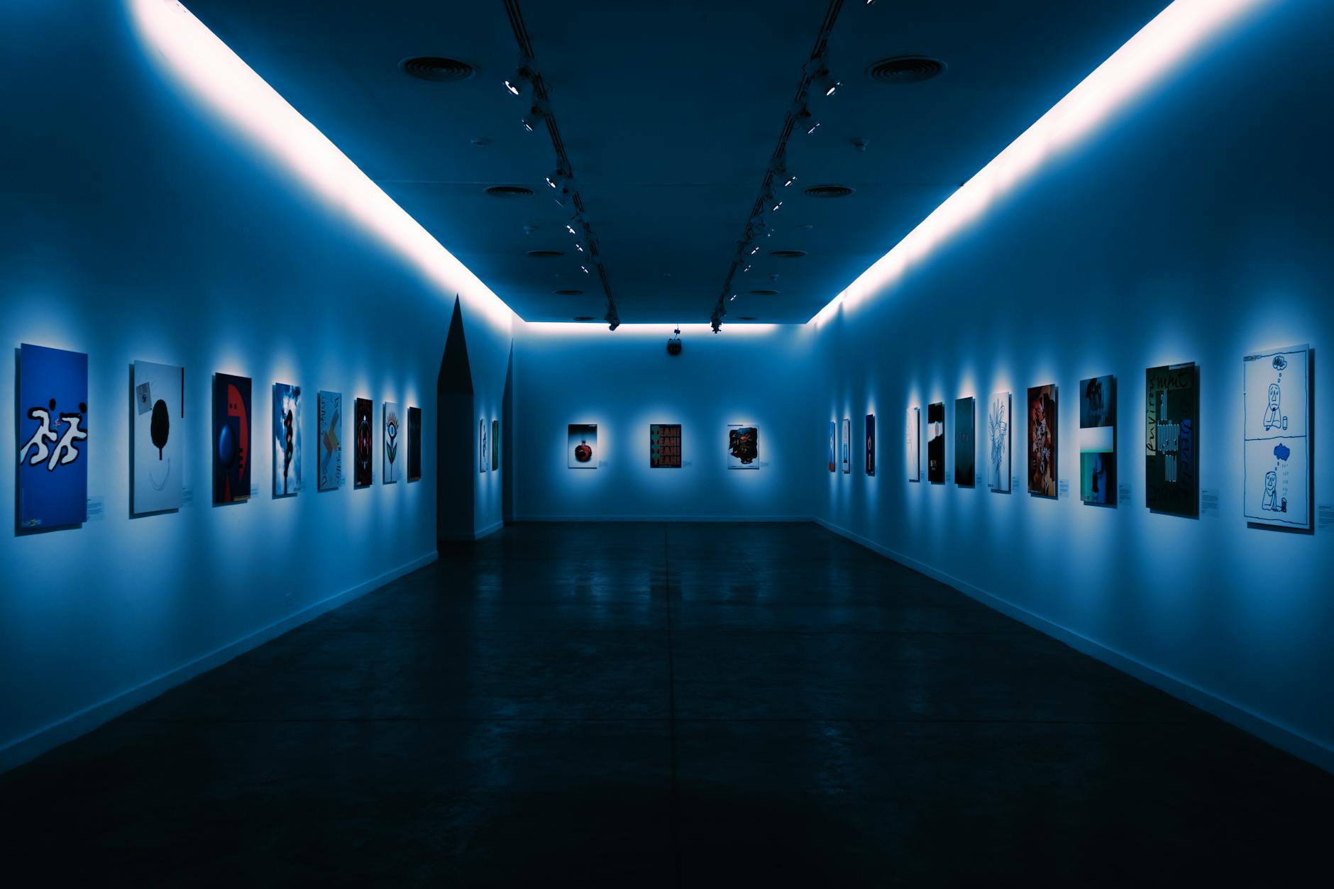 Visitatori in un'esposizione d'arte contemporanea