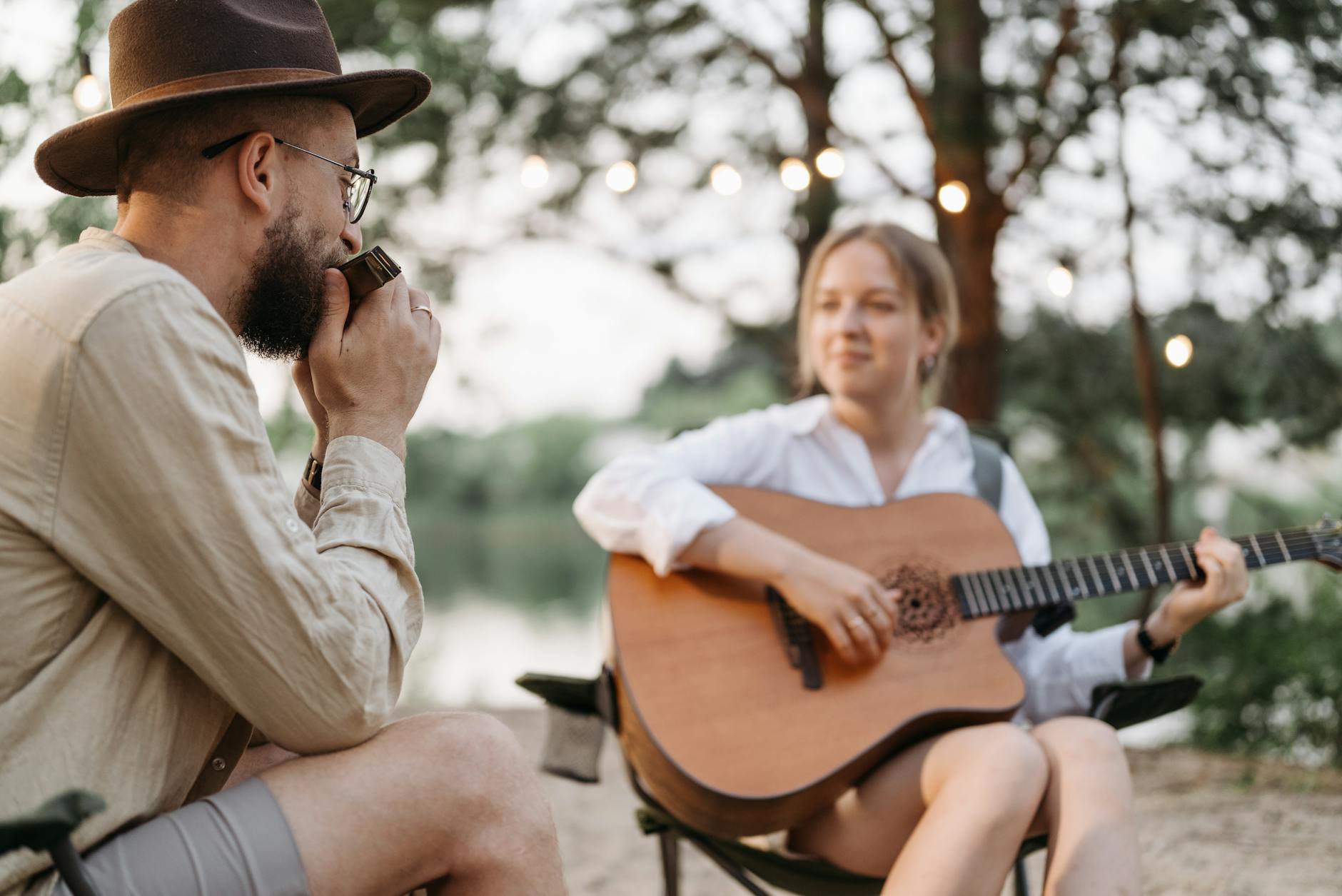 Chitarra acustica e armonica, strumenti simbolo del folk
