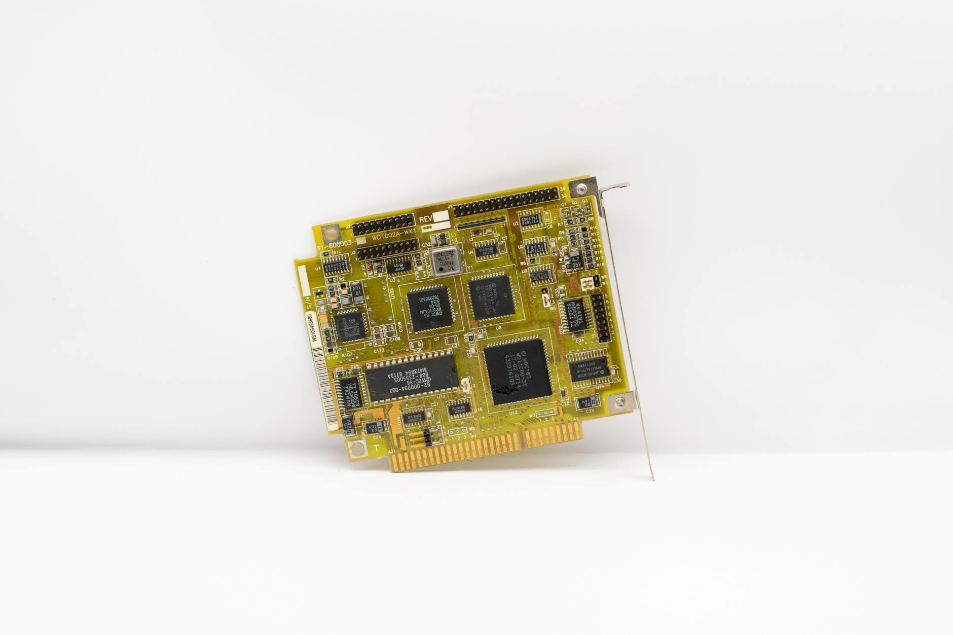 Rete di connessioni luminose simile ai neuroni