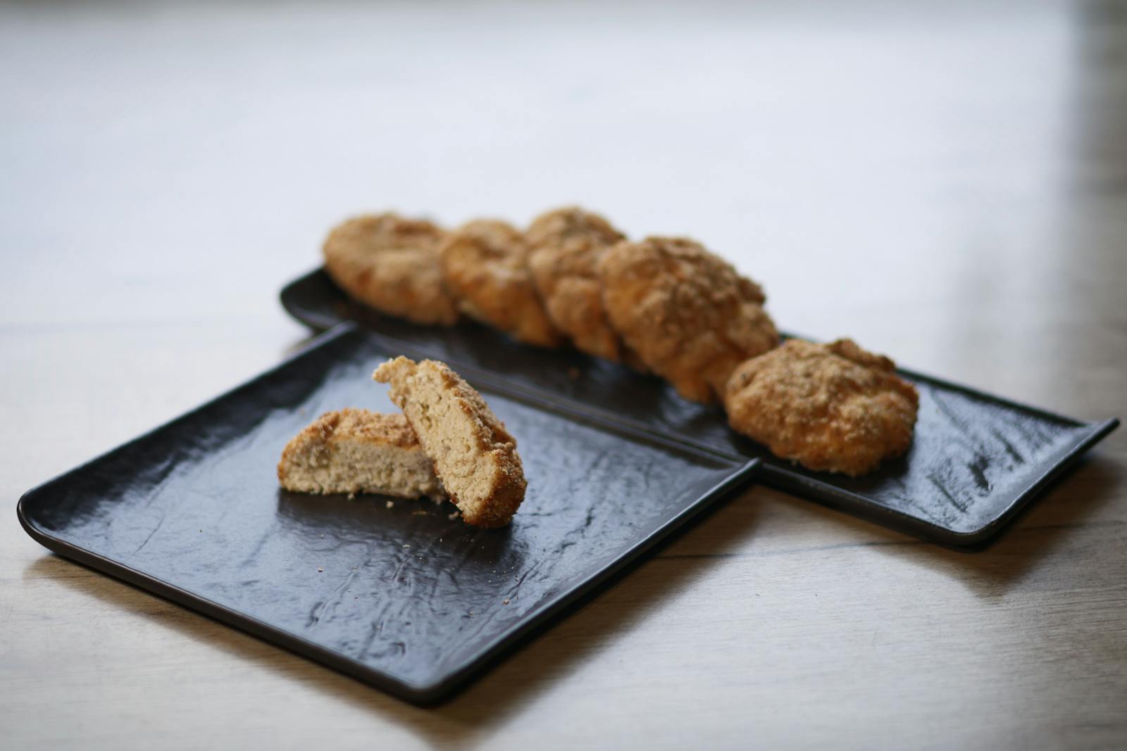 Biscotti italiani fatti in casa serviti su piatti scuri come i cantucci di Prato