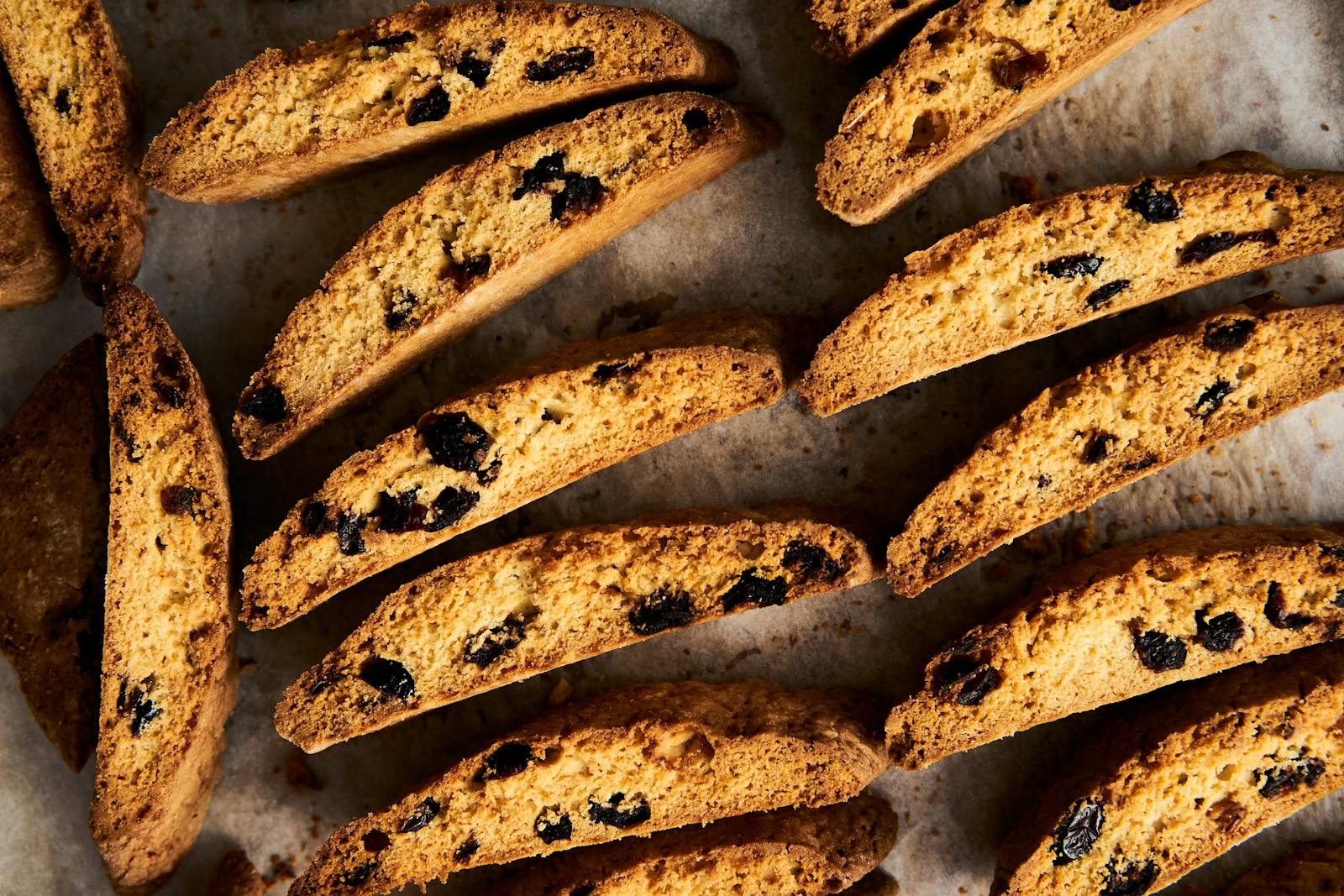 Biscotti affettati simili ai cantucci pronti per la doppia cottura