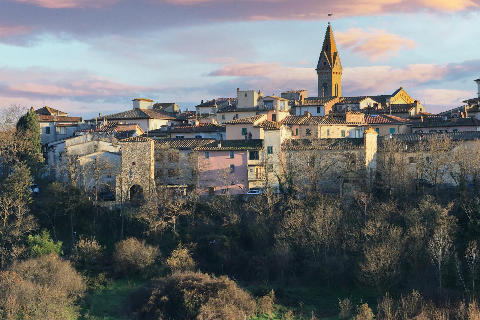 Borgo toscano al tramonto, paesaggio della terra dei cantucci
